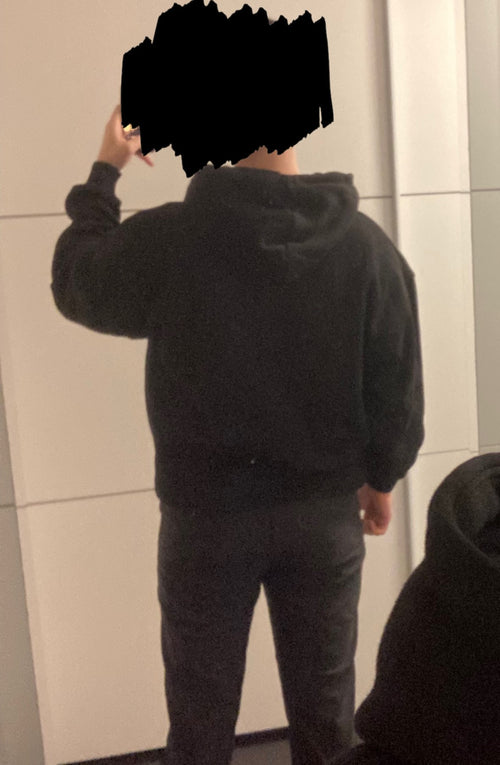 Oversized Hoodie
M | 180cm | 80kg
Hoodie Größe: XL